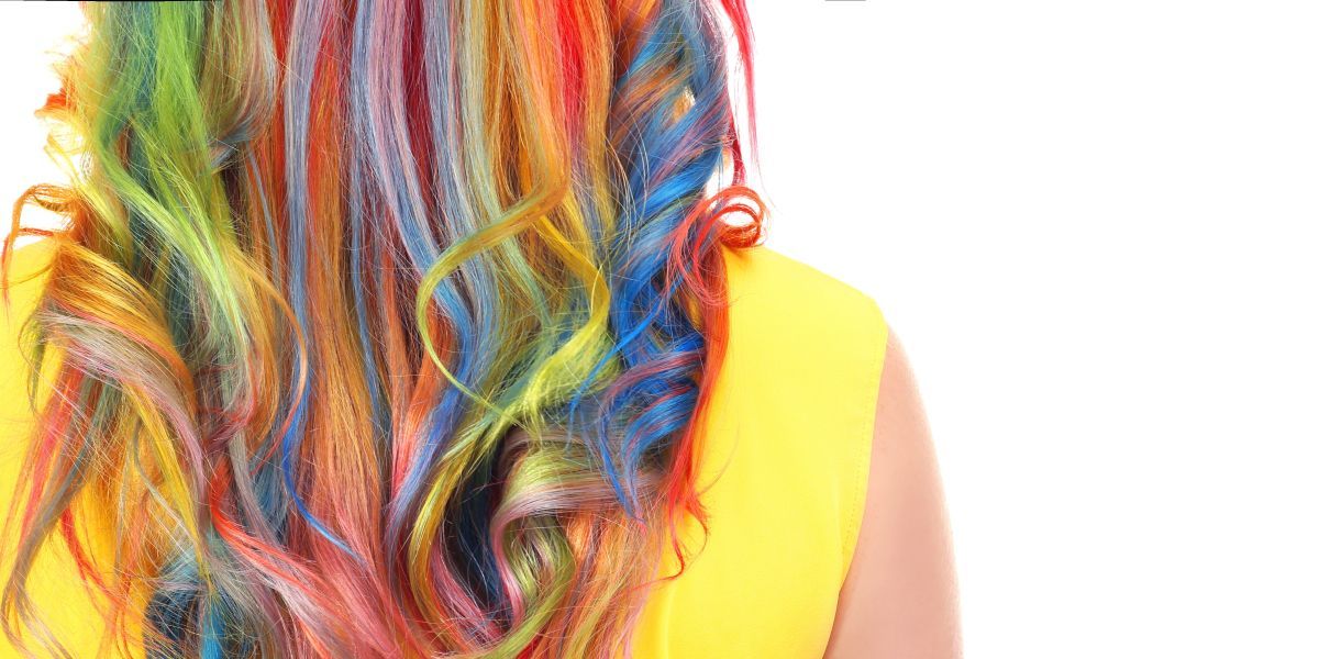 A alegria está no ar e no seu cabelo também. Conheça as 5 tendências de cores para o carnaval 2022.