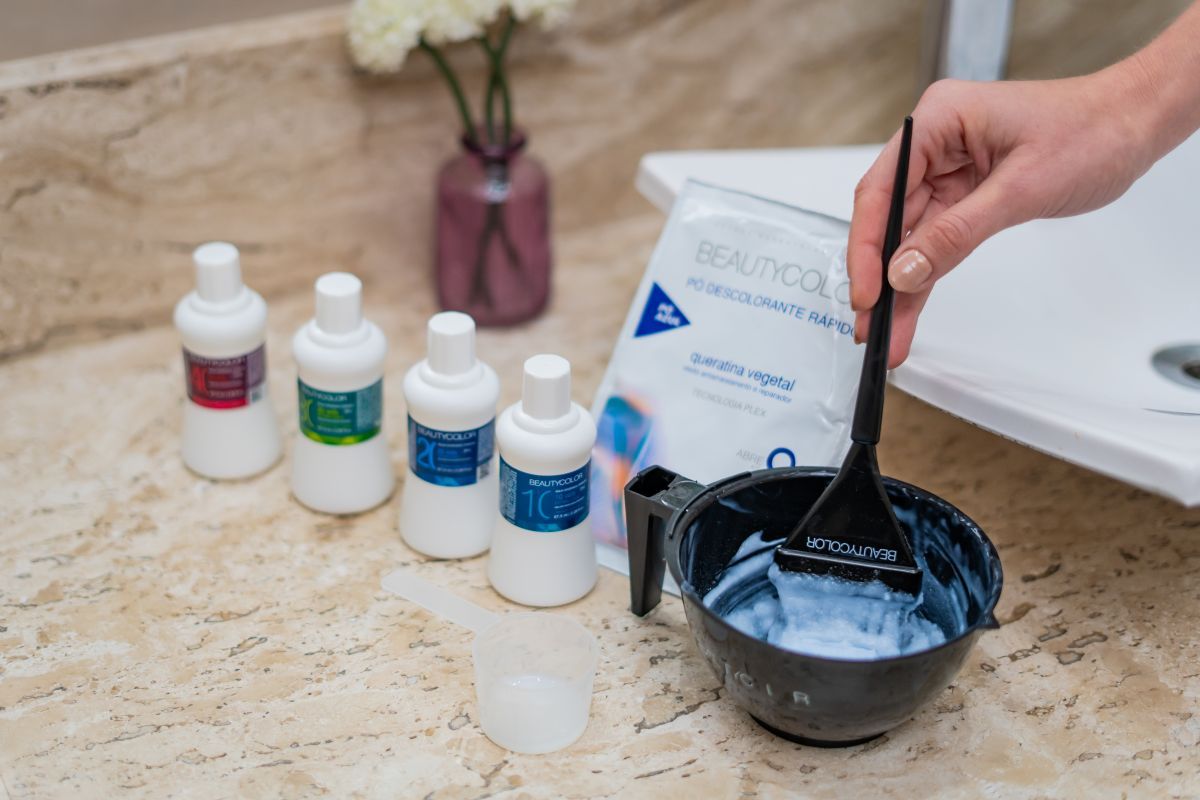 Descoloração capilar: conheça o processo químico e impacto nos fios