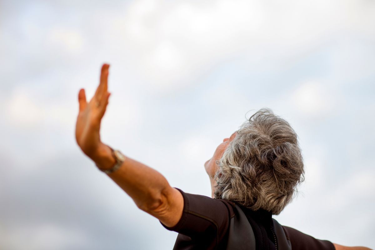 Naturalmente linda: como assumir os grisalhos