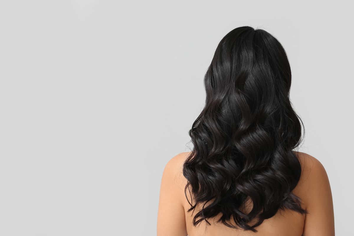 Reflexos roxos personalizados em cabelos escuros